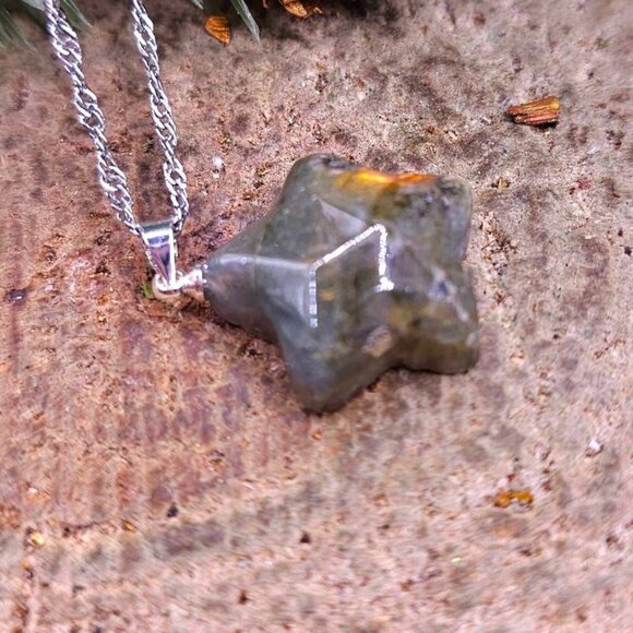 Nature Labradorite Flashy Faceted Star Pendant Necklace - Picture 2 of 9